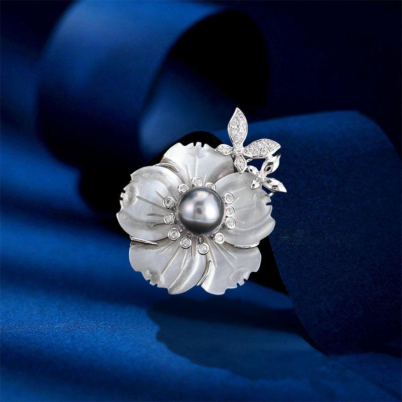 ブローチ レディース 天然貝 シェル 花モチーフ カメリア 銅製 グレーシェル クラシック エレガント 上品 高級感 ライトラグジュアリー 通勤 フォーマル ス...