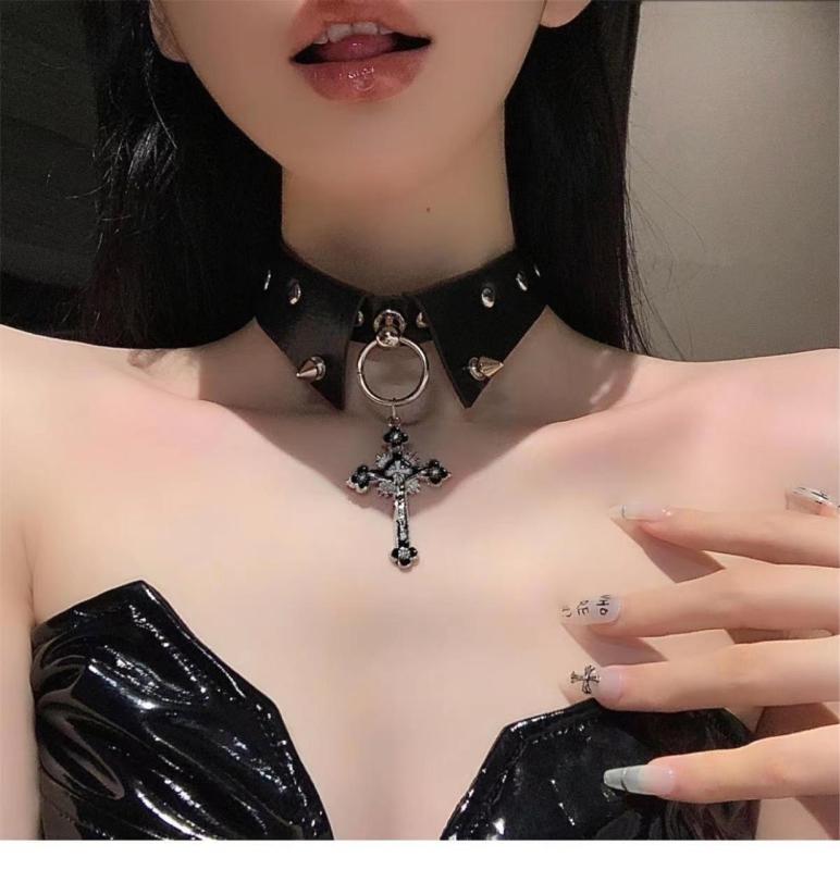 ネックレス レディース 十字架 付け襟風 ゴシック パンク チョーカー レザー 合金 メタルチェーン ダーク クール系 ロック ストリート 個性的 ブラック ホワイト