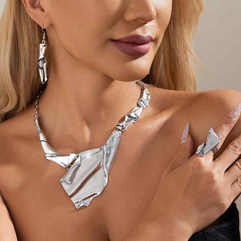 ネックレス レディース 女性用 パンク ヒップホップ ストリート系 デザイン 不規則 メタルプレート チョーカー 重厚感 幾何学 アシンメトリー プリーツ加工 首飾り ゴールド シルバー 電気メッキ