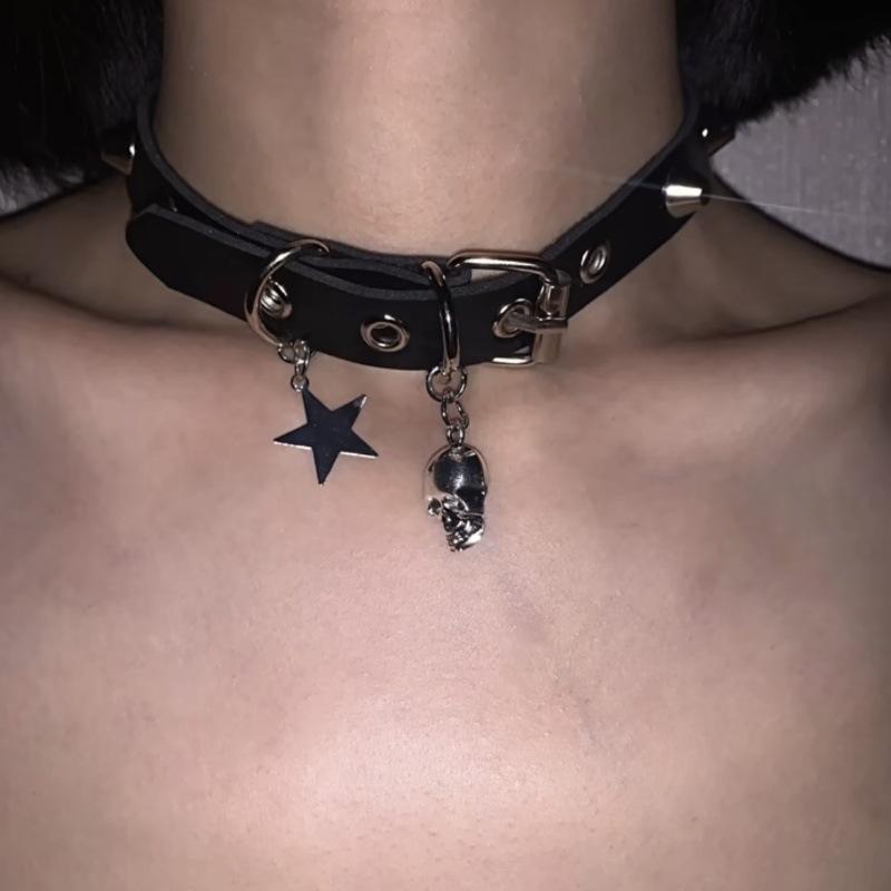 チョーカー 男女兼用 ダークパンク Y2Kファッション 五芒星 スカル 合成皮革 電気メッキ加工 インスタ映え 個性的 ブラック ハロウィン ストリートファッション ペアアクセサリー