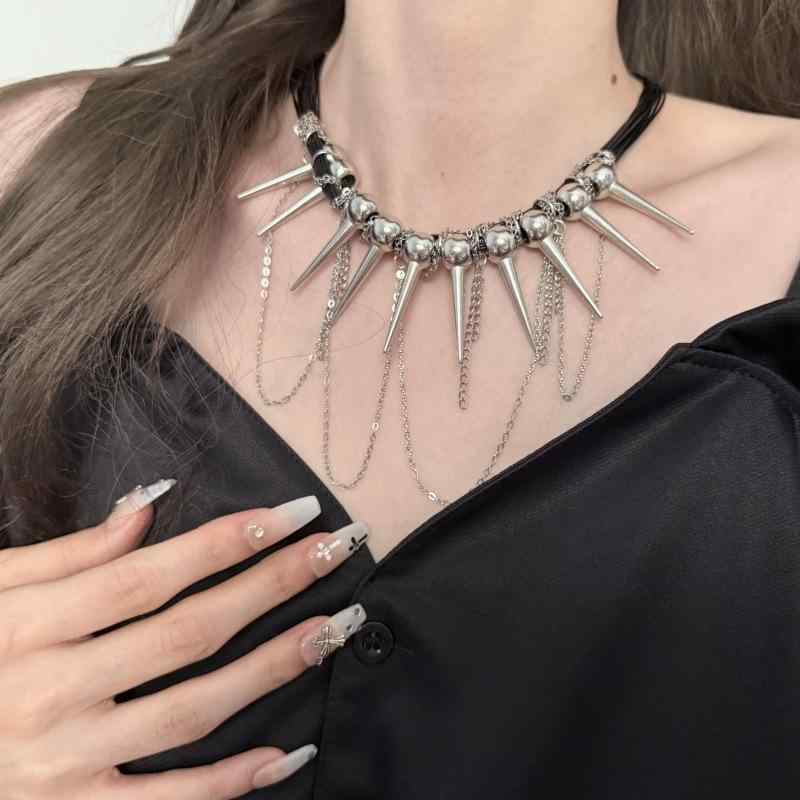ネックレス レディース ダーク パンク サブカルチャー スタイル スタッズ ビーズ フリンジ チョーカー 個性的 ユニーク デザイン 高級感 合金製 電気メッキ加工 ファッション小物 鎖骨丈 ショートネックレス 普段使い カジュアル ストリート