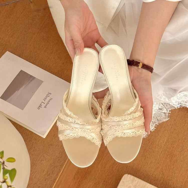 サンダル レディース 夏 ピンヒール ハイヒール オープントゥ ラウンドトゥ スライドミュール ワンストラップ サテン レース フリル 透かし彫り エレガント フェミニン 上品 ブラック シャンパンカラー