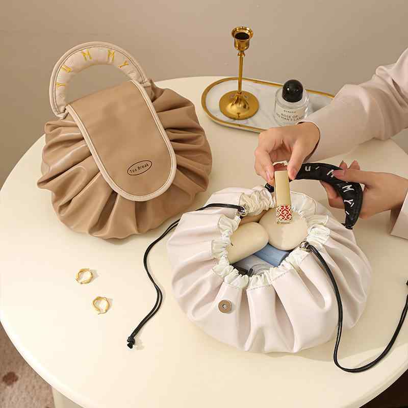 化粧ポーチ 大容量 巾着型 収納ポーチ PUレザー 防水 旅行用 携帯用 高級感 ラウンド型 コスメポーチ マルチポーチ 小物入れ ベージュ カフェラテカラーのサムネイル