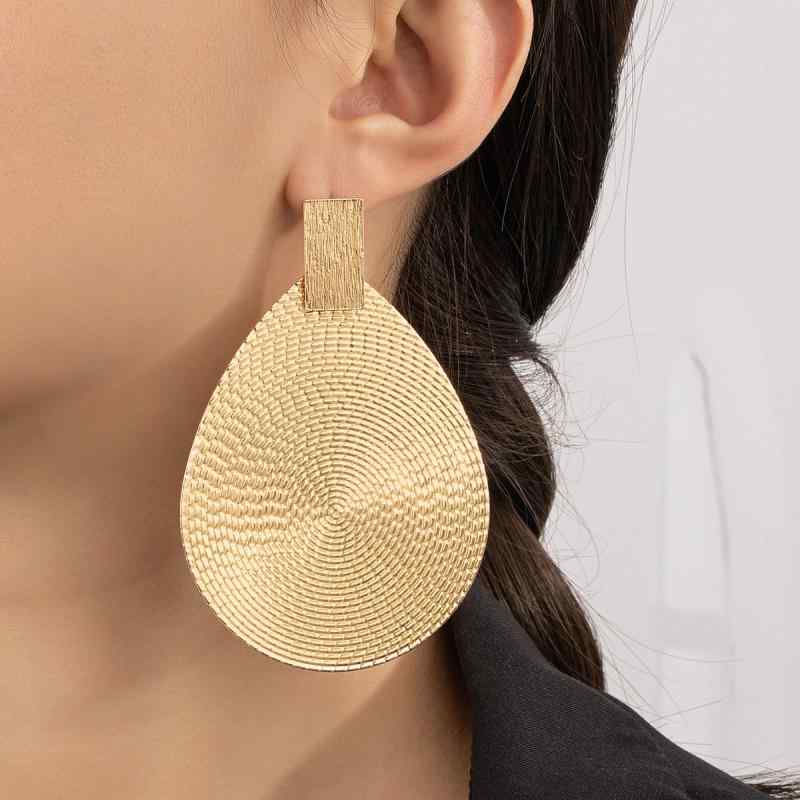 ピアス レディース 欧米風 ミニマムデザイン メタル ラウンドプレート オーバル 幾何学 テクスチャー 大ぶり 個性的 ゴールドカラー 合金製 電気メッキ加工