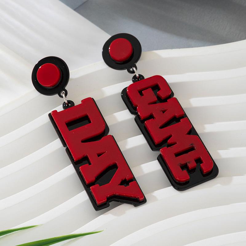 ピアス レディース ゲームデー 試合日 ラグビー スポーツ観戦 アクリル 大ぶり 英文字 アルファベット ..