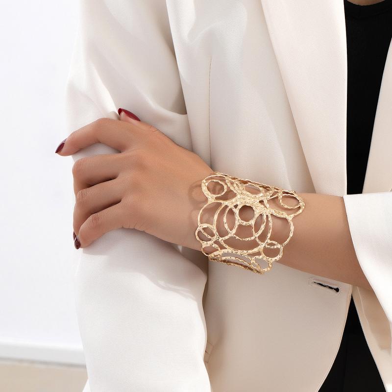 バングル ゴールド シンプル メタルライン 槌目模様 欧米風 ファッション スタイリッシュ 合金製 電気メッキ加工 リングデザイン 通勤 オフィス カジュアル