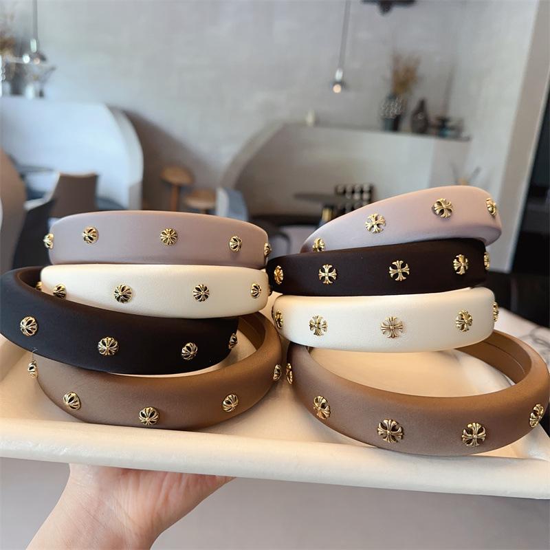 カチューシャ レディース 韓国風 高級感 ラインストーン キラキラ ハート型 ワイド幅 布製 ハンドメイ..