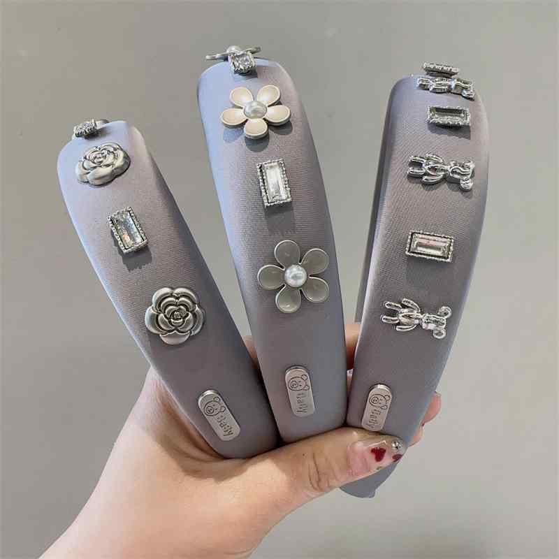 カチューシャ レディース 韓国風 上品 エレガント 個性的デザイン カメリア クマモチーフ ふわふわスポ..