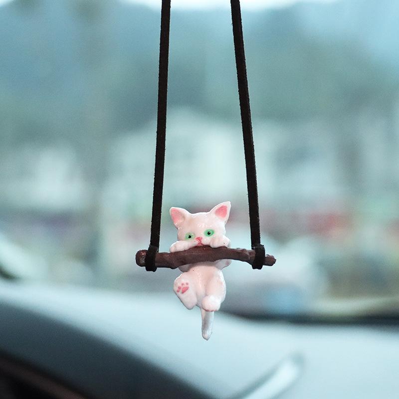 カーアクセサリー ブランコ猫 フィギュア 樹脂製 かわいい ゆらゆら 揺れる 車内装飾 吊り下げ飾り お..