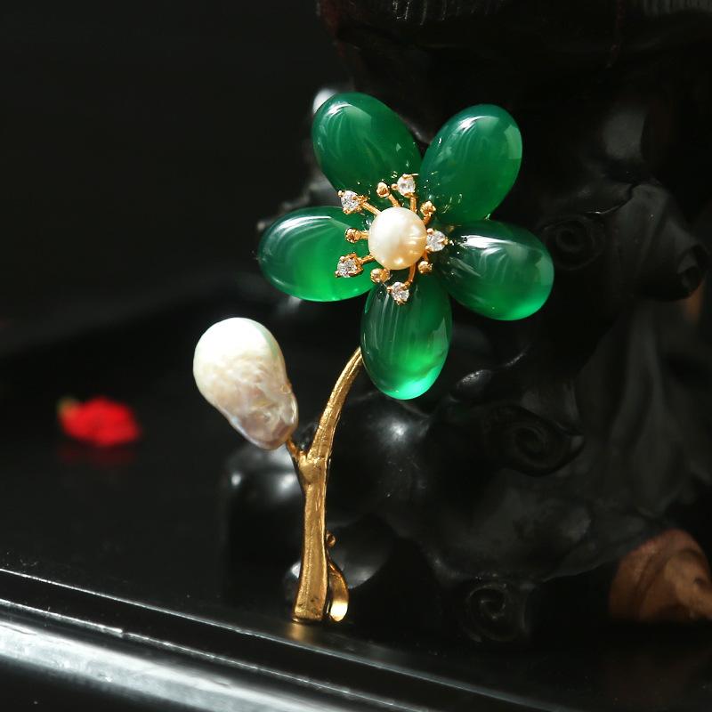ブローチ レディース グリーンカルセドニー パール フラワーモチーフ 緑色 小ぶり シンプル 上品 エレガント 万能 コサージュ フォーマル カジュアル 普段使い アクセント 韓国風 春夏