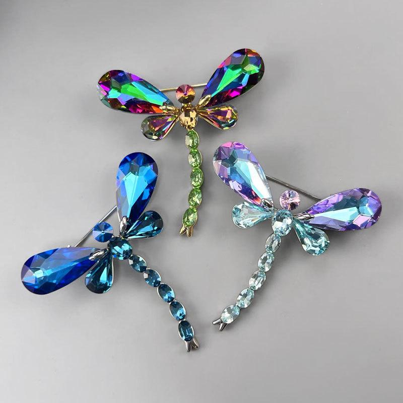 ブローチ レディース ライトラグジュアリー クリスタル トンボ 昆虫モチーフ 高級感 カラフル 銅製 電気メッキ加工 ファッション おしゃれ スーツジャケット ...
