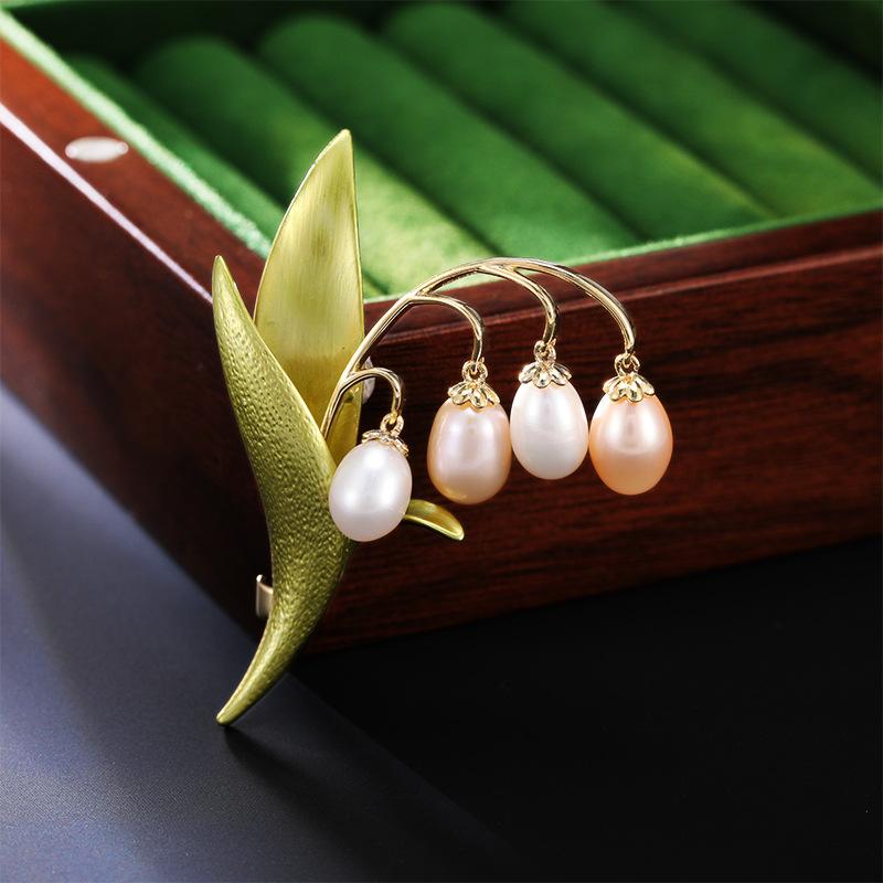 ブローチ レディース 女性用 淡水パール スズラン 花 フラワー ゴールド 銅製 上品 エレガント おしゃれ ファッション 高級感 コート ジャケット アウター...