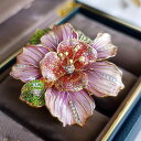 ブローチ レディース ホウセンカ 花モチーフ エナメル彩 ジルコニア 上品 繊細 軽量感 ラグジュアリー 高級感 銅製 電気メッキ加工 フォーマル ドレス パーティー 結婚式 記念品 コサージュ