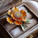 ブローチ レディース 金盞花 植物モチーフ フレンチ 多層 ラインストーン エナメル 立体 オリジナルデザイン 銅製 電気メッキ加工 高級感 秋冬