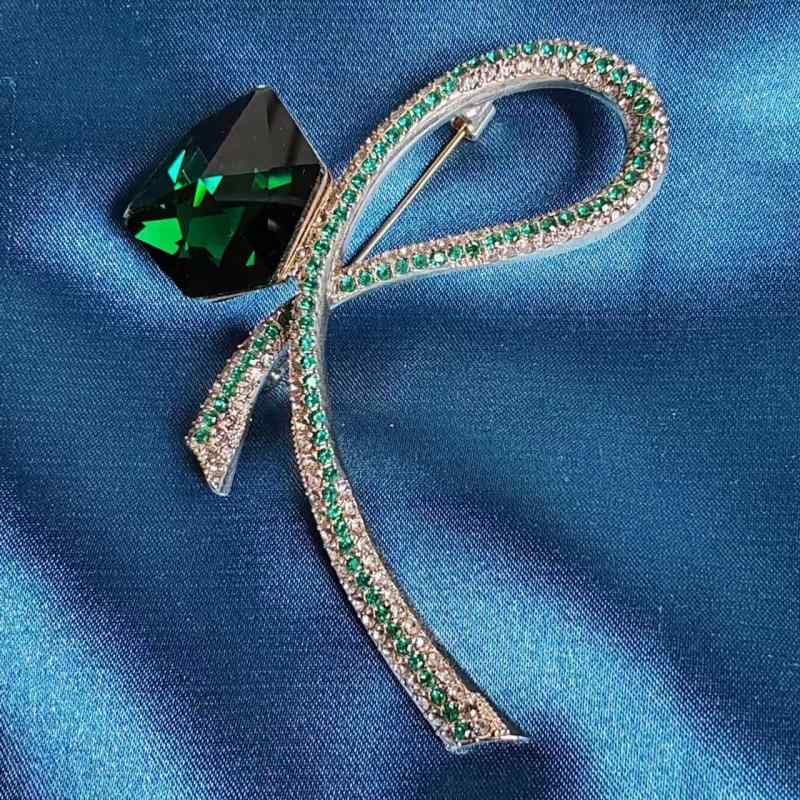 ブローチ レディース 高級感 小さめデザイン クリスタル リボン 蝶々結び ダークグリーン モスグリーン 合金製 スーツ ジャケット コート アウター フォーマ...