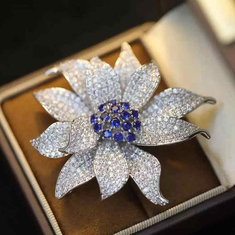 ブローチ 男女兼用 ブルー 花モチーフ ジルコニア 華やか 高級感 エレガント 上品 コート ジャケット カーディガン ドレス ストール留め 銅製 アクセサリー