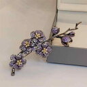 ブローチ レディース 高級感 銅製 凝った細工 梅の花モチーフ ラインストーン 上品 エレガント 個性的 ライトラグジュアリー フォーマル カジュアル オフィス 結婚式 スーツ ジャケット ドレス ワンピース パープル ローズレッド