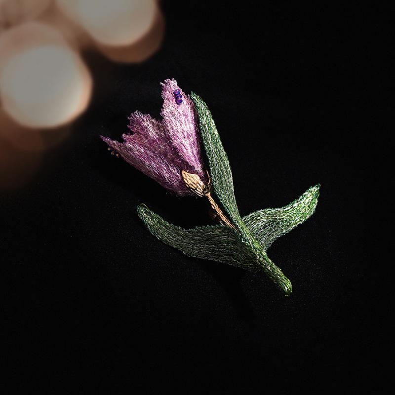 ブローチ レディース チューリップ 刺繍 パール 金メッキ 上品 高級感 エレガント スーツ コート ドレス フォーマル 結婚式 パーティー お呼ばれ カジュア...