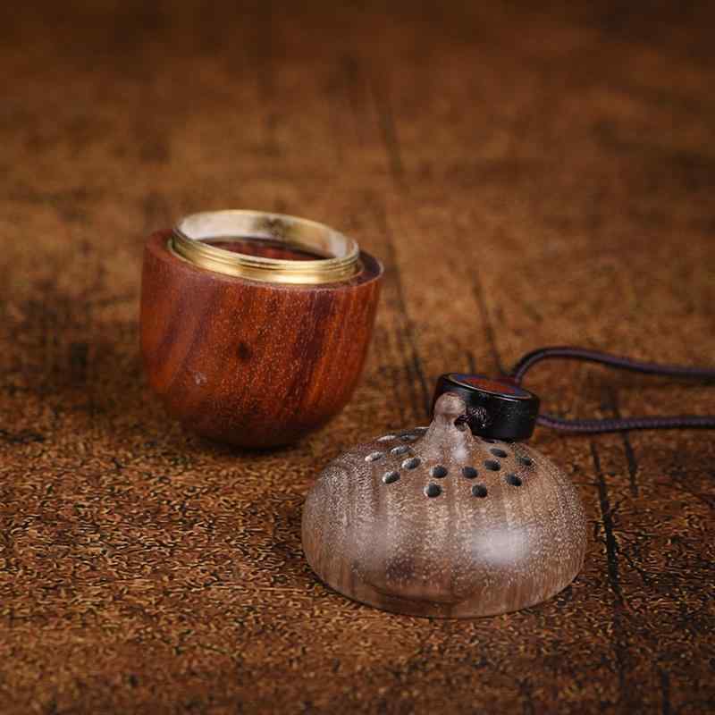 ペンダント 車用アロマディフューザー ドングリ型 天然木 紅木製 無垢材 大ぶり 車載 吊り下げ カーチ..