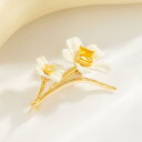 ブローチ レディース かわいい 白い花 フラワーモチーフ 清楚 シンプル 普段使い コーディネートしやすい ユニークデザイン 上品 エレガント 銅製 フォーマル...