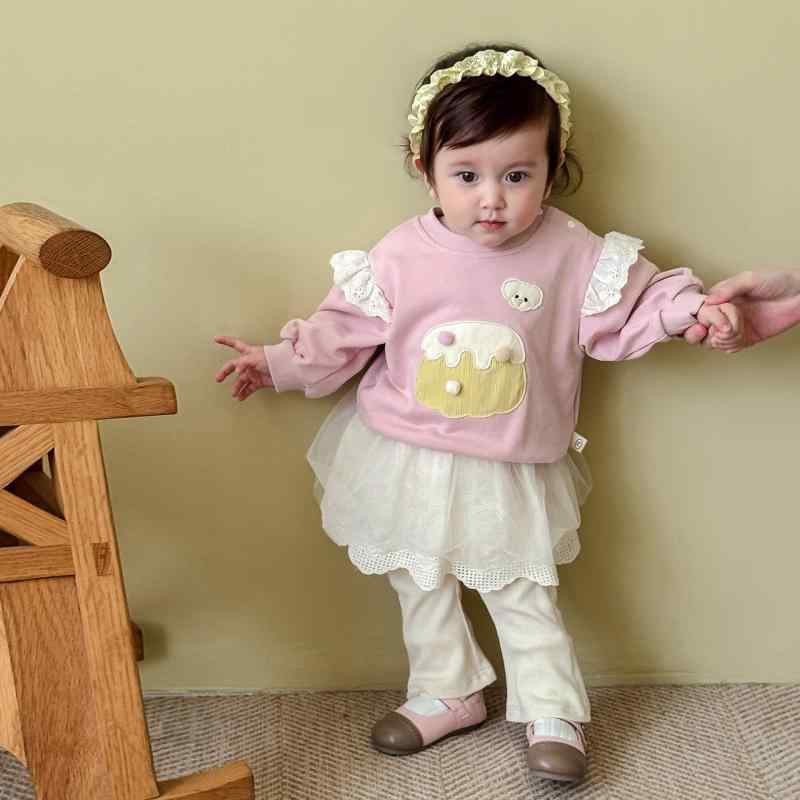 ・カテゴリ: キッズスウェット・対象性別: 女の子・対象年齢: 3～8歳頃・スタイル: 韓国風・素材: 綿80%・袖丈: 長袖・着脱方式: プルオーバー・柄: カートゥーン・カラー展開: クリームベージュ、クリームピンク、クリームイエロー・サイズ展開: 73cm、80cm、90cm、100cm、110cm、120cm