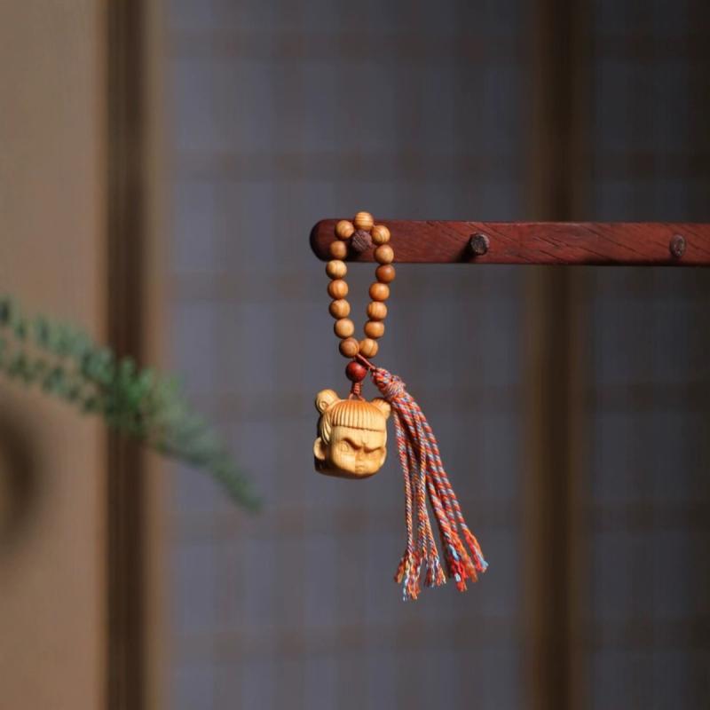 木彫りキーホルダー 崖柏木製 天然木 魔童ナタ 敖丙 キャラクターグッズ 携帯ストラップ スマホチャーム 置物 中国風 インテリアオブジェ デスク飾り ギフト ...