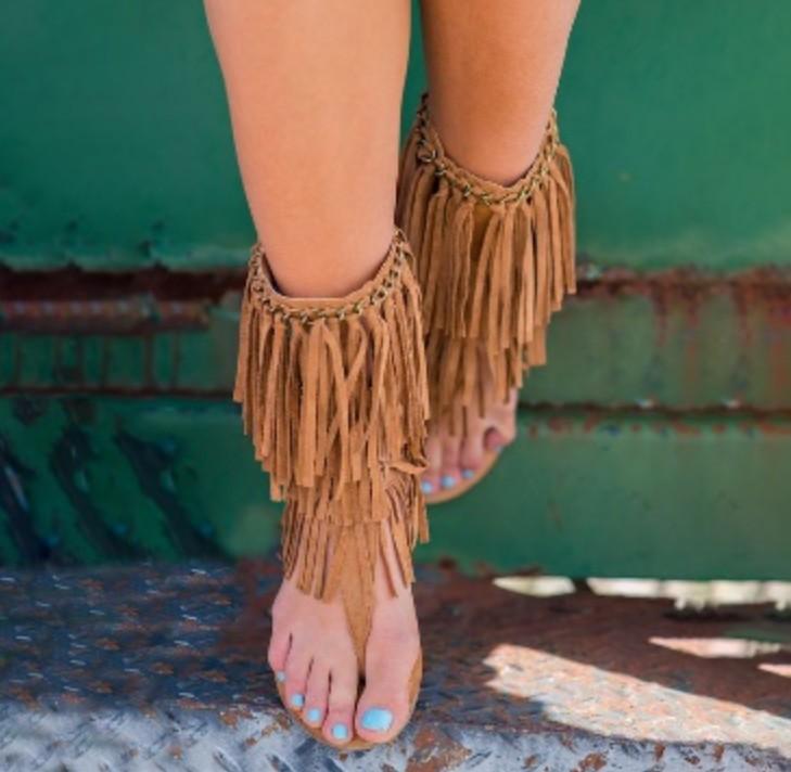 ブーツ レディース 女性用 フリンジブーツ ロング丈 ハイカット フェイクスエード スエード調 ブラウン 茶色 裏起毛 ファー裏地 ローヒール 低めヒール ラウンドトゥ あったか 防寒 保温 カジュアル 普段使い 秋冬