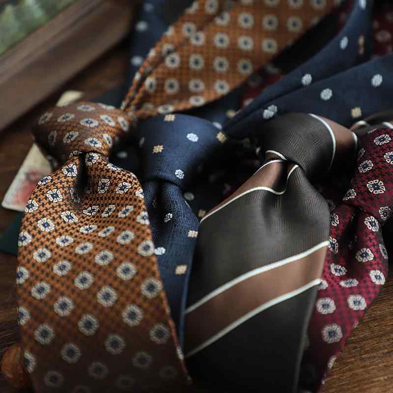 ネクタイ 男性用 レトロ クラシック 7cm幅 ビジネス フォーマル スーツ オフィス 正装 軽量 高級感 ジャカード織り 花柄 ポリエステル素材 イエロー ブラウン レッド系 剣先