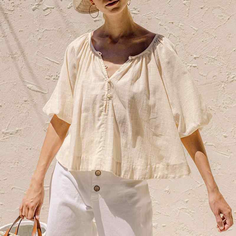 ・カテゴリ: Tシャツ・スタイル: リラックスカジュアル・主な素材: 綿95%以上・柄: 無地・シルエット: ルーズフィット・着丈: レギュラー丈・ネックライン: クルーネック・袖丈: 五分袖・袖のタイプ: ランタンスリーブ・デザイン要素: ボタン・カラー展開: ホワイト、アプリコット・サイズ展開: S、M、L