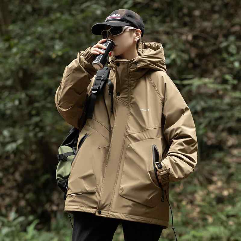 ・カテゴリ: ダウンジャケット・スタイル: ベーシック・シルエット: ルーズフィット・着丈: 約50cm〜65cm・ネックライン: 襟付き・前開き: ジッパー・柄: 無地・デザインディテール: プリント・テイスト: 香港スタイル・主な素材: ポリエステル・主素材含有量: 100%・裏地素材: ポリエステル・裏地素材含有量: 100%・生地名: コットンブレンド・詰め物: ホワイトダックダウン・ダウン含有量: 76%〜80%・充填量: 150g・フィルパワー: 550フィルパワー・機能: 通気性、防水、防しわ、防風、吸湿速乾、耐引裂性、耐寒、ダウン抜け防止・加工: イージーケア加工・防寒レベル: 軽寒レベル（-5℃〜0℃）・シーン: カジュアル・性別: メンズ・カラー展開: カーキ、アーミーグリーン、ブラック・サイズ展開: M、L、XL、XXL、XXXL