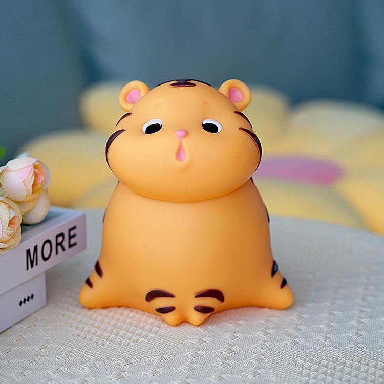 貯金箱 子供用 キッズ 男の子 女の子 かわいい キャラクター ソフビ製 トラ 落下防止 耐衝撃 プラスチック 樹脂 誕生日プレゼント ギフト 子供部屋 ベッド...