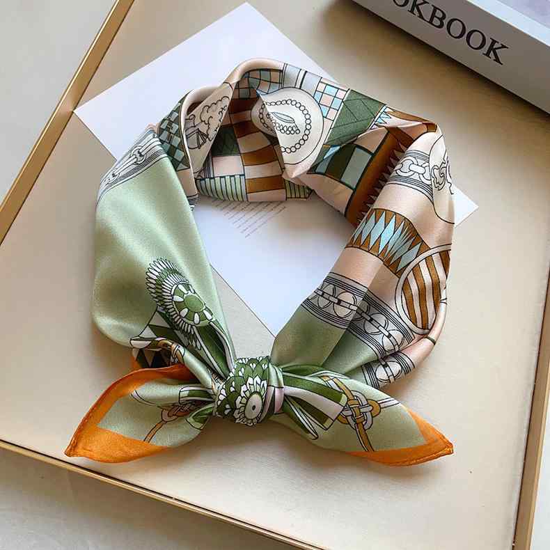 スカーフ レディース シルク100% サテン 春夏 通勤 オフィス ファッション 53cm角 小判 不規則柄 チェ..