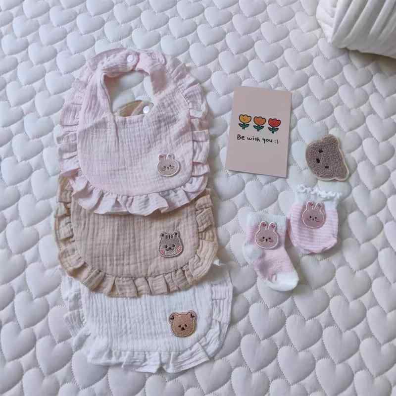 スタイ ベビー 女の子 くま フリル かわいい スナップボタン よだれかけ ビブ 綿 コットン 防水 防汚 離乳食 食事 お出かけ