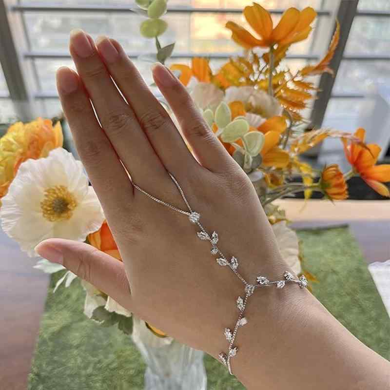 フィンガーブレスレット レディース ジルコニア リーフモチーフ シャイニー 万能 個性的 ストリートスタイル おしゃれ 電気メッキ加工 ゴールド シルバー オフィス 通勤