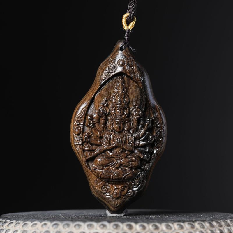 木彫りペンダント 沈香木製 千手観音像 不定形 天然木 車用飾り カーアクセサリー 室内装飾 オフィス飾..
