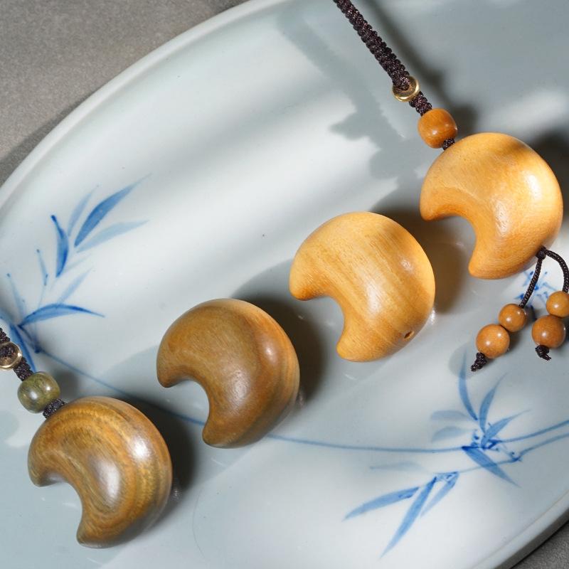 キーホルダー 月モチーフ 緑檀 黄金檀 檀木製 手作り 彫刻 天然木 バッグチャーム カーアクセサリー ペ..