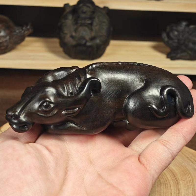 工芸品 黒檀 木製 置物 干支 丑 伏せ牛 飾り物 オブジェ 縁起物 開運 風水 招福 ラッキーアイテム 金運 高級感 天然木 11cm インテリア 書斎 玄関 リビング コレクション