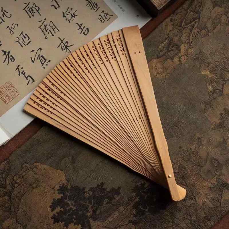 扇子 女性用 崖柏木材 精密彫刻 透かし細工 伝統工芸品 新中国風 モダンチャイニーズスタイル 無垢材 卓上飾り 置物 オブジェ インテリア