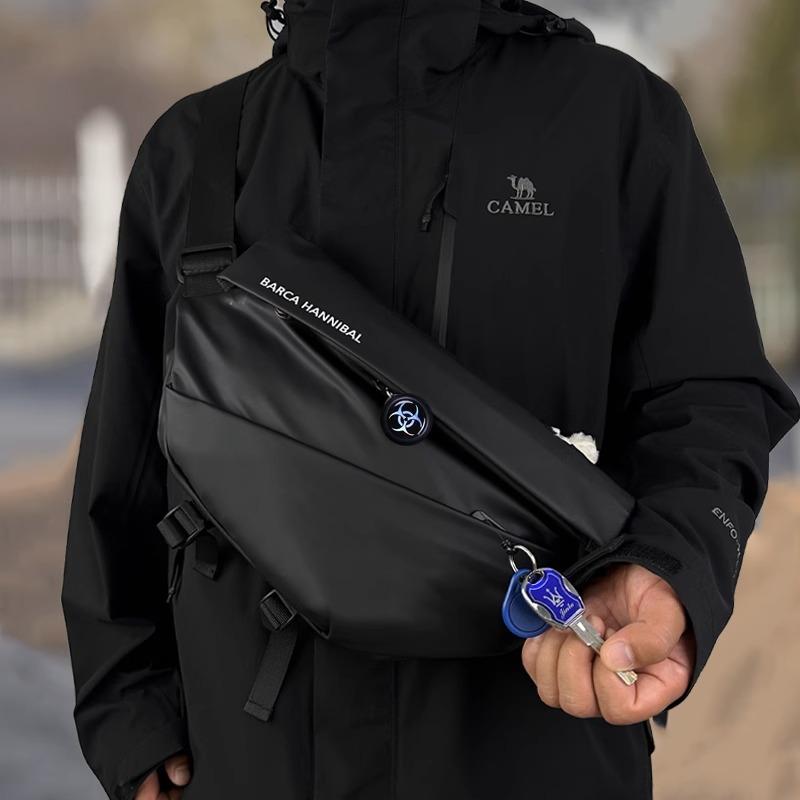 ショルダーバッグ メンズ 多機能 チェストバッグ 軽量 機能性 ストリートスタイル 撥水 PUレザー iPad収納 都会的 日常使い 切り替えデザイン