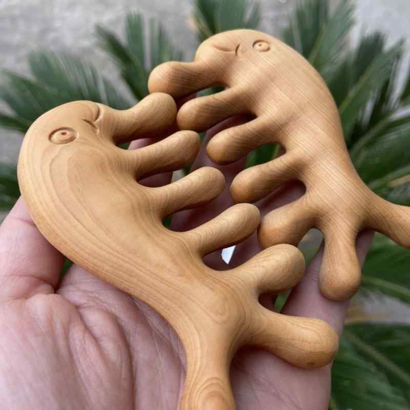 マッサージコーム 崖柏 長柄 魚型 スカルプケア 頭皮マッサージ 血行促進 リフレッシュ 天然木製 香木 ..