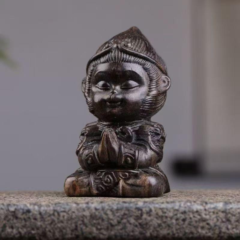 置物 斉天大聖 孫悟空 闘戦勝仏 沈香木 木彫り 仏像 無垢材 天然木 フィギュア 合掌ポーズ 研磨仕上げ 新中華風 玄関飾り 室内装飾 リビング 書斎 インテリア オブジェ 縁起物 開運