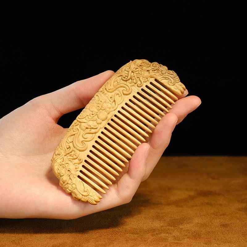 櫛 金糸楠木 彫刻 貔貅 獣紋 モダンチャイニーズスタイル 高級感 天然素材 木製 滑らか 丈夫 普段使い 髪 頭皮ケア マッサージ ツヤ髪 美髪 幸運 縁起物 プレゼント
