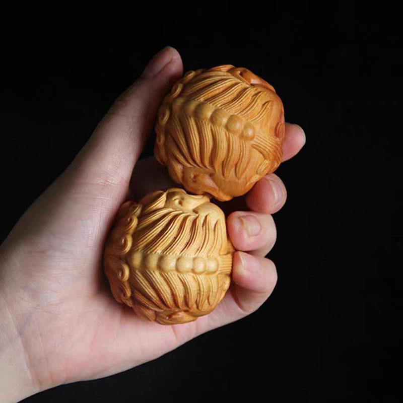 健康球 柏木製 貔貅彫刻 玉持ち 無垢材 マッサージ 握り玉 指運動 ストレス解消 喜怒哀楽デザイン 胡桃型 開運 縁起物 癒やし 和風 デスク オフィス インテリア
