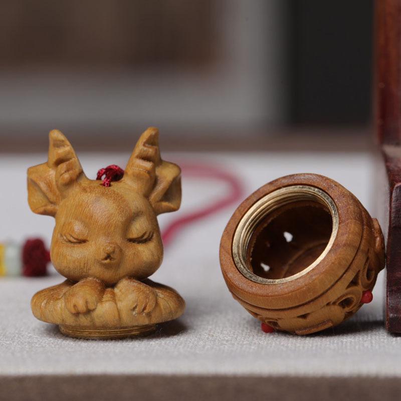 アロマディフューザー 緑檀 木製 小鹿 モチーフ 愛らしい 上品 香り 癒し 携帯用 スマホ バッグ 車 吊..
