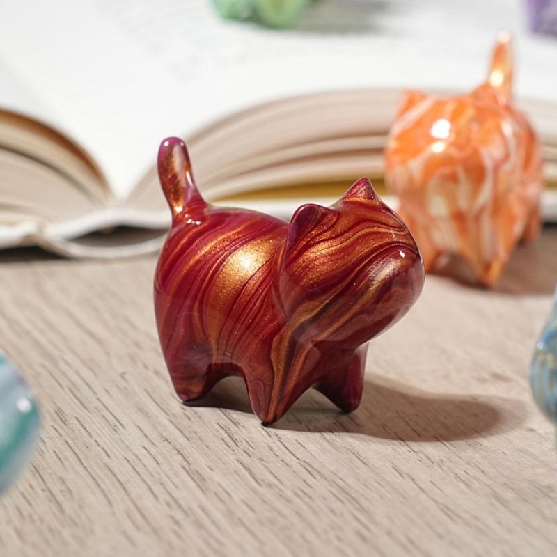 猫 置物 漆絵 サンダルウッド 彩色 手描き ハンドメイド オリジナル 工芸品 手のひらサイズ 癒し アート インテリア 書斎 デスク飾り かわいい おしゃれ