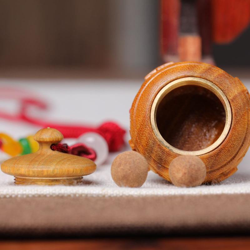 チャーム 緑檀木 アロマディフューザー 香り袋 編み込み紐 タッセル 車 キーホルダー スマホ バックパ..