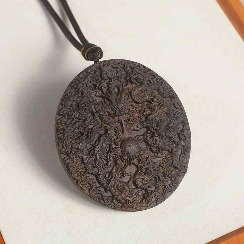 ペンダント ネックレス 沈香木 九龍 龍モチーフ 円形プレート 丸型 天然木製 工芸品 レトロ アンティーク調 飾り物 開運アイテム お守り