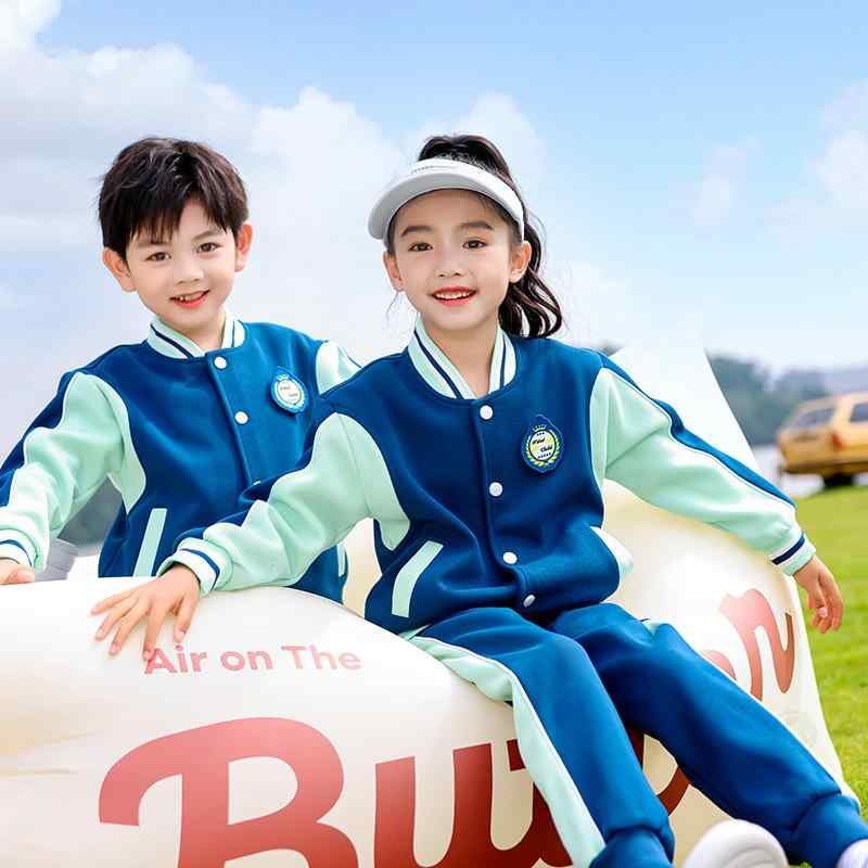 ・カテゴリ: 制服・スタイル: カジュアル・対象年齢: 8歳以上 (身長140cm以上)・性別: 男女兼用・主な素材: 綿95%・生地加工: シャーリング、ソフト加工・デザイン要素: スポーツ、セットアップ、トレンド・セットアップ種類: パンツセットアップ・セット内容: 長袖トップス、パンツ・留め具: シングルボタン・カラー: ブルー・サイズ展開: 100cm、110cm、120cm、130cm、140cm、150cm、160cm、165cm、170cm、175cm