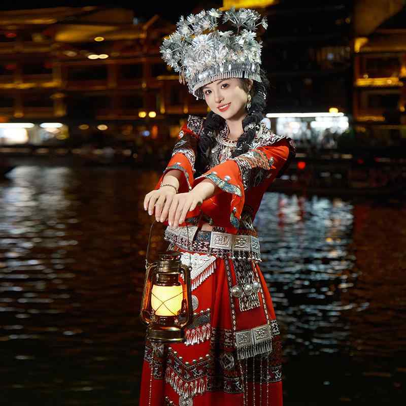 民族衣装 女性用 苗族 大人用 コスチューム セットアップ 赤色 ポリエステル ダンス発表会 舞台 記念撮影 イベント 演劇