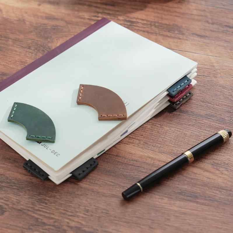 しおり 本革 クレイジーホースレザー 牛革 扇形 手縫い レトロ ヴィンテージ風 アンティーク調 おしゃれ ブックマーク 読書 プレゼント ギフト 文房具 男女兼用 経年変化